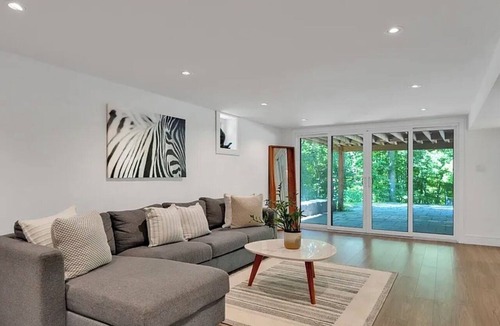 Maple Leaf House | Spacious 4-bedroom house in amazing Toronto with AC