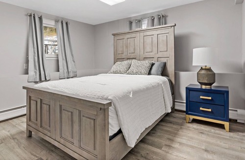 Cumberland House | Spacious 4br home with fireplace in Cumberland
