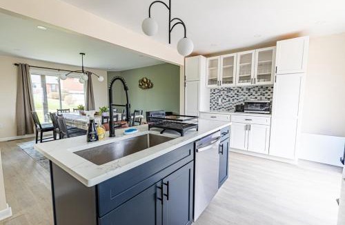 Ambridge House | Spacious 4BR Retreat With BBQ and Gym Sleeps 14