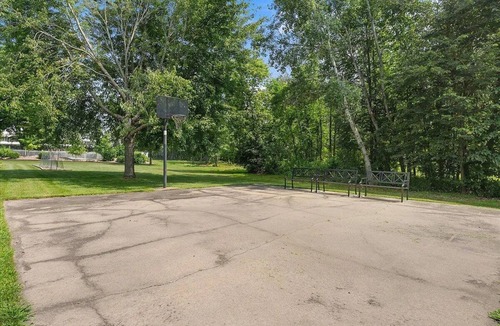 Baldwin House | Spacious 5-bedroom House with Outdoor Spaces, Sleeps 12+
