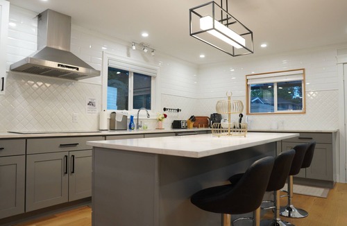 Fraserview House | Spacious 6BR Home Near DT and 15 mins to YVR