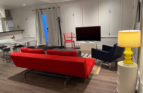 Cabbagetown South Apartment | Spacious and Modern Garden Suite Studio - Cabbagetown