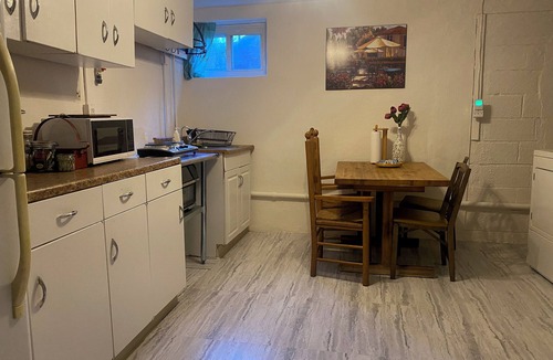 Silver Spring Apartment | Spacious Apt with Kitchen + Sleeps 4-6 Queen, Twin, Full Beds + Walk to Metro