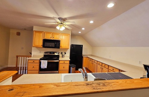 Melrose House | Spacious & Convenient 1BR unit-20min to Boston