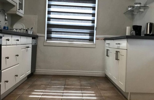 The Queensway House | Spacious, elegant, 2BR newly renovated close to DT