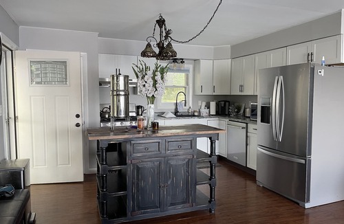 Eddington House | Spacious Four Season Lakeside Retreat