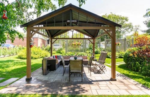 Wasaga Beach Apartment | Spacious Ground Floor Garden View Apartment