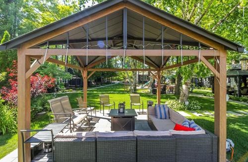 Wasaga Beach Apartment | Spacious Ground Floor Garden View Apartment