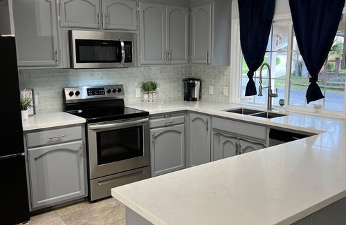Citrus Heights House | Spacious Modern 3bd 2bath/70" 4K LED TV & Firepit with outdoor seating for 10!