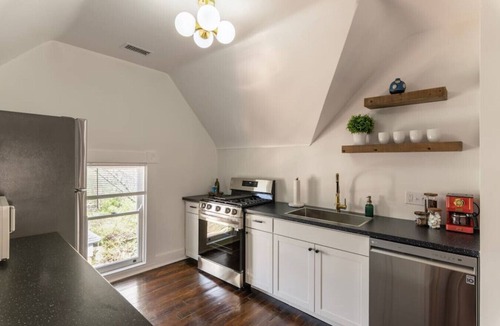 East Walnut HIlls Apartment | Spacious Studio | Central Locale