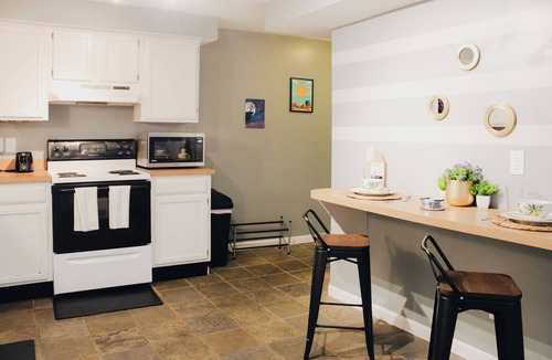 Clifton Apartment | Spacious Stylish Retreat in the Heart of Clifton Neighborhood, King Bed, Coffee!