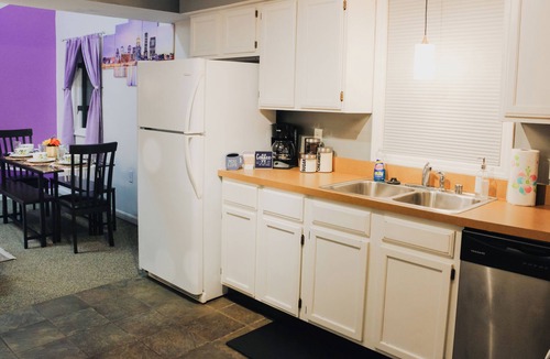 Clifton Apartment | Spacious Stylish Retreat in the Heart of Clifton Neighborhood, King Bed, Coffee!