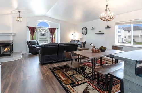 Abbott Loop House | Spacious Townhome in South Anchorage