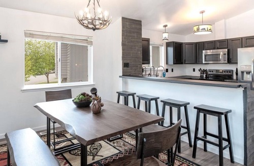 Abbott Loop House | Spacious Townhome in South Anchorage