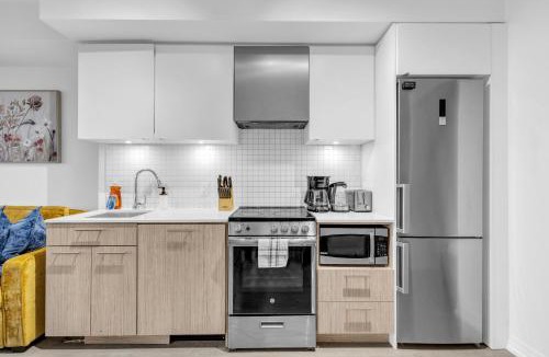 Garden District Apartment | Spacious Urban Haven - Sleeps 6