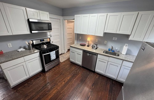 New Haven House | Spacious Yale 2BR with Full Kitchen & WiFi