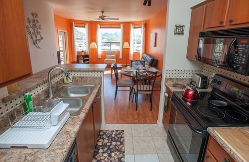 North Mountain Condo | Special Monthly Pricing, Pool, Jacuzzi, Wi-Fi, Elevator, Free Parking, Gym!