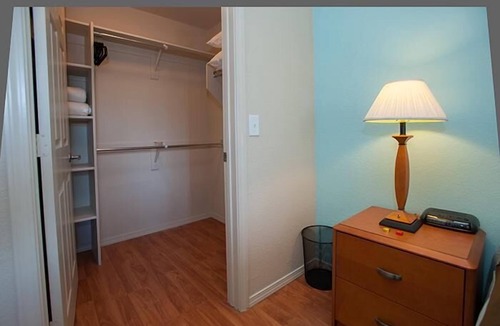 North Mountain Condo | Special Monthly Pricing, Pool, Jacuzzi, Wi-Fi, Elevator, Free Parking, Gym!