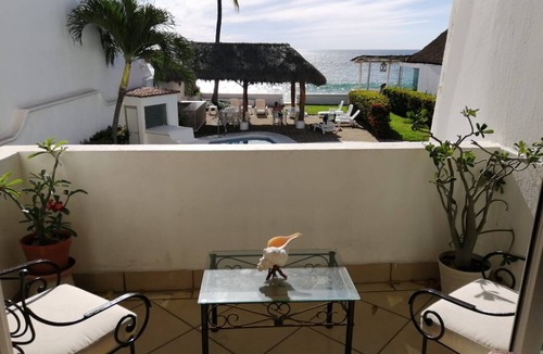 Manzanillo Apartment | SPECTACULAR VIEWS! Oceanfront condo with all you need for your vacations!