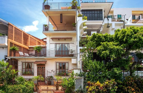 Alta Vista Apartment | Split-Level Loft in a Staffed Villa with Inspiring Views and a Saltwater Pool
