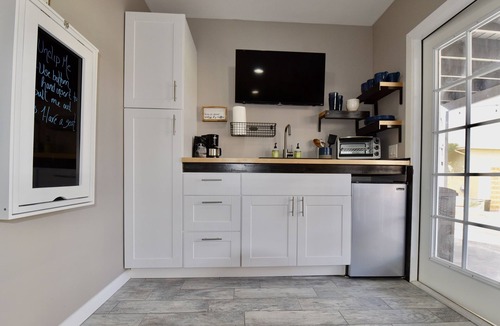 Peter Howell Apartment | Stay near UAZ in Tucson's cozy 1-bedroom