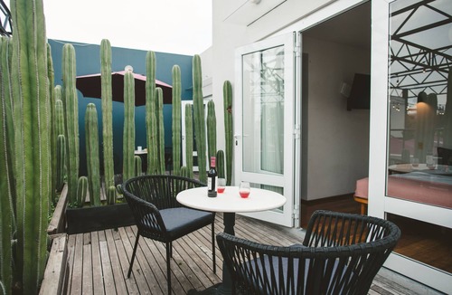 Doctores House | Step into a beautifully preserved historic home in the heart of Roma Norte — one of Mexico City’s most iconic neighborhoods. This 8-bedroom residence blends original charm with modern comfort, featuring private bathrooms, a charming rooftop.