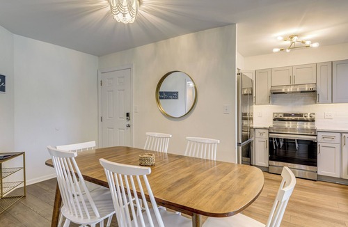 Emerald Isle Apartment | Steps to Beach! Emerald Isle Condo w/Ocean View