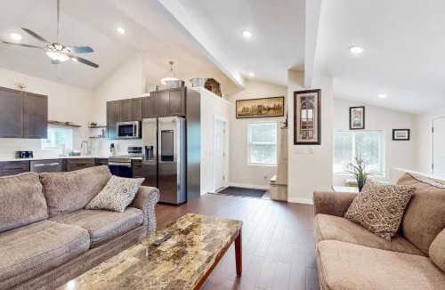 North Hudson House | Steps to Dtwn & St Croix River! 'Stucco House'