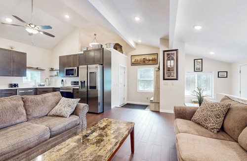 North Hudson House | Steps to Dtwn & St Croix River! 'Stucco House'