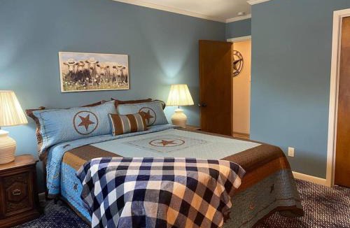 Fort Worth House | StockYards! Walk 3 Blocks-Ranch House sleeps 8