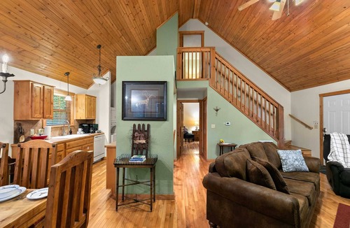 Branson West Cabin | StoneBridge 2 Bedroom Lodge - Walkway In, Peaceful Setting, Private Parking - Lodge #28