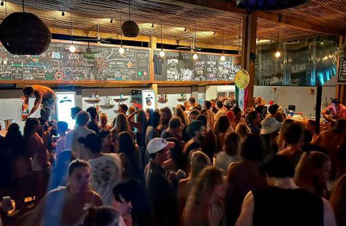 Los Tamarindos Hostel | Straw Hat Surf Hostel & Bar
