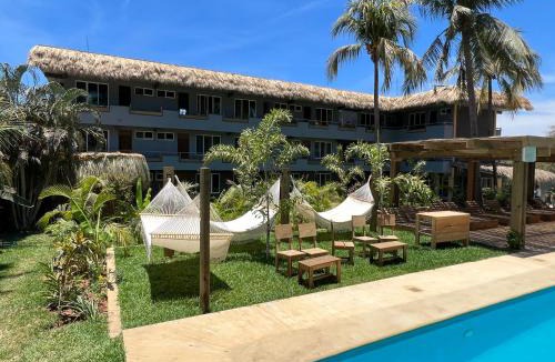 Los Tamarindos Hostel | Straw Hat Surf Hostel & Bar