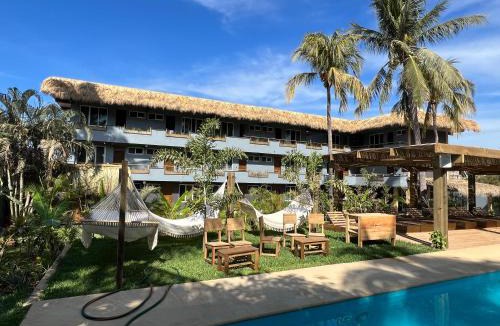 Los Tamarindos Hostel | Straw Hat Surf Hostel & Bar