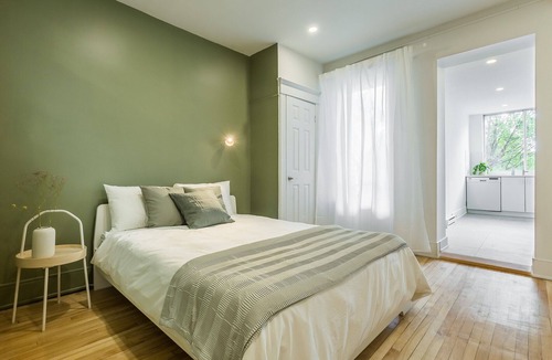 Hochelaga-Maisonneuve Apartment | Strawberry Stays! Secret to sweet dreams!