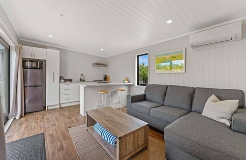 Waitahanui House | Streamside Fern Cabin