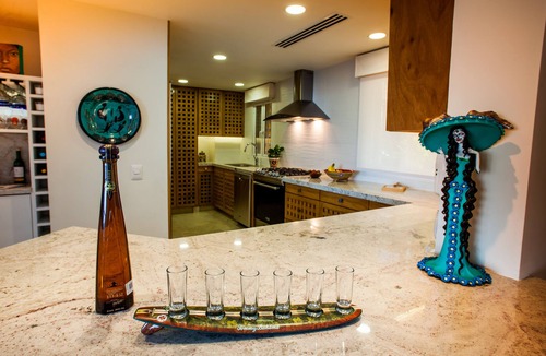 South Shore Hotel Area Condo | STUNNING 3 BR & 3BA SOUTH SHORE BEACHFRONT RESIDENCE!