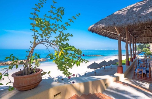 South Shore Hotel Area Condo | STUNNING 3 BR & 3BA SOUTH SHORE BEACHFRONT RESIDENCE!