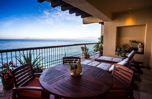 South Shore Hotel Area Condo | STUNNING 3 BR & 3BA SOUTH SHORE BEACHFRONT RESIDENCE!