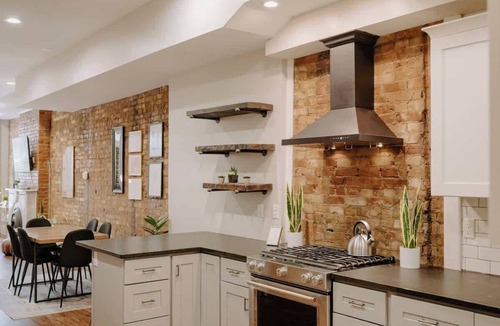 Pendleton House | Stunning 4BR Townhome Rooftop City Views
