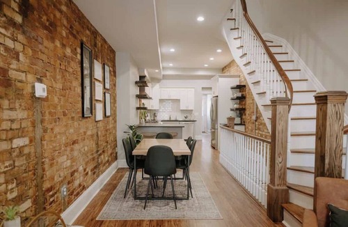 Pendleton House | Stunning 4BR Townhome Rooftop City Views