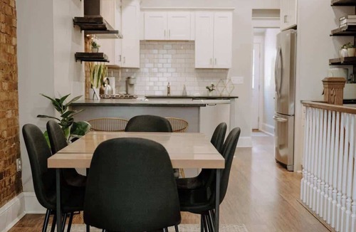 Pendleton House | Stunning 4BR Townhome Rooftop City Views