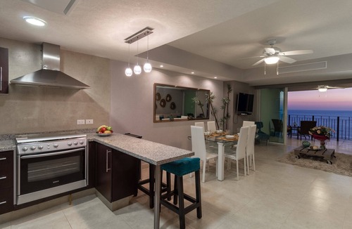 North Hotel Zone Condo | Stunning luxury apartment 22 f Grand Venetian
