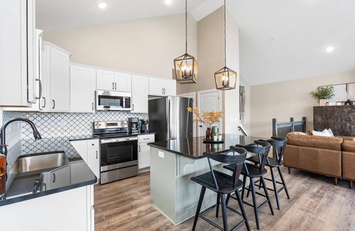 Kimberling City House | Stunning Mountain Retreat with Lake View, Hot Tub & Free Tickets