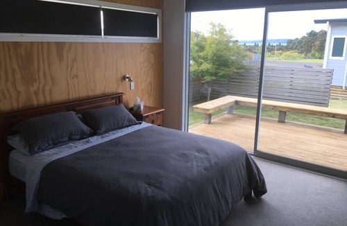 Motuoapa House | Stunning, Spacious & Modern Architectural Motuoapa Bach - Sleeps 12
