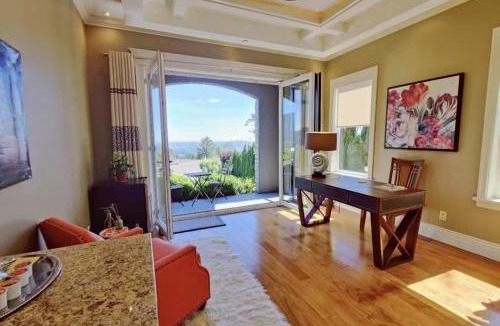 West Vancouver House | Stunning view in elegant 1 bedroom suite