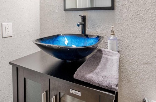 Central Arlington Apartment | Stylish 1BR Apartment Steps Away from AT&T Stadium