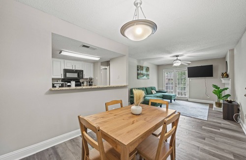 Addison Apartment | Stylish 1BR + pool Walk to Bars & Bites in the heart of Addison