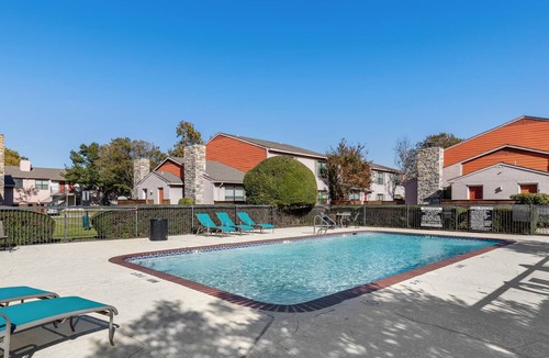 Addison Apartment | Stylish 1BR + pool Walk to Bars & Bites in the heart of Addison