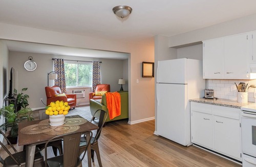 Kettering Apartment | Stylish 2BR retreat on 2nd FL 1 block from The Greene. Modern vibes, Gigabit WiFi, and private garage. Ideal for UD, WPAFB, and traveling professionals.